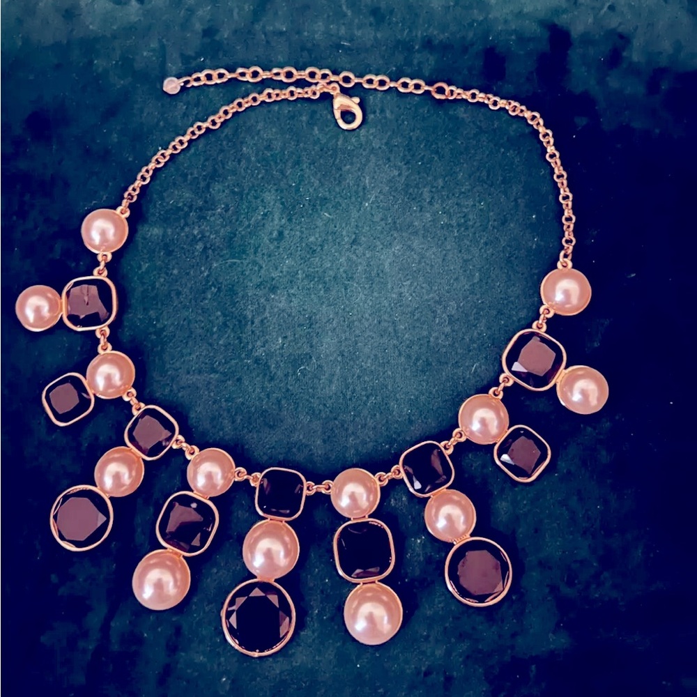Necklace black and white